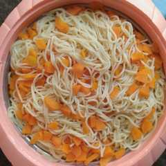 Farar taliya mai carrot ainihin hoton girkin