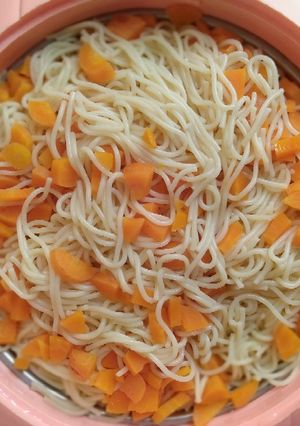 Farar taliya mai carrot ainihin hoton girkin