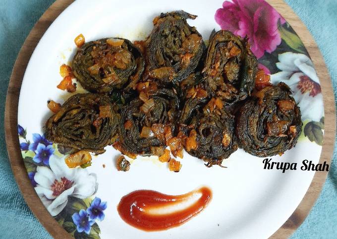 Patra (Gujarati farsan from Arbi leaves)