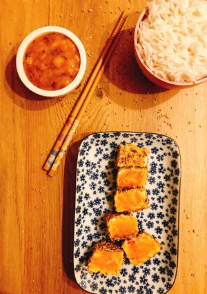 Une photo de Tataki de saumon sauce mangue