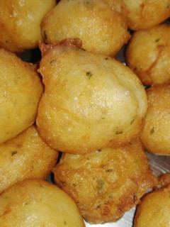 Una foto de Buñuelos esponjosos de bacalao