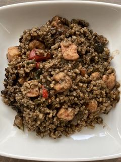 Una foto de Arroz negro con sepia y verduras