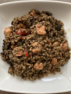 Una foto de Arroz negro con sepia y verduras