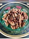 Pecanas con hojuelas de chile y piloncillo