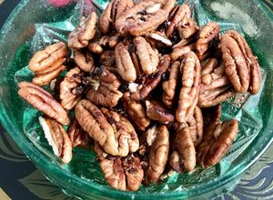 Una foto de Pecanas con hojuelas de chile y piloncillo