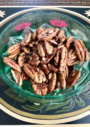 Una foto de Pecanas con hojuelas de chile y piloncillo