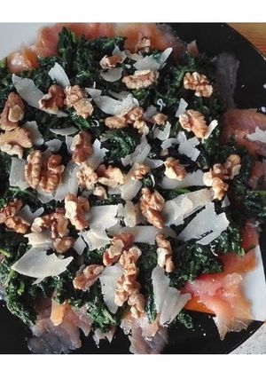 Foto di Salmone con spinaci, noci e grana