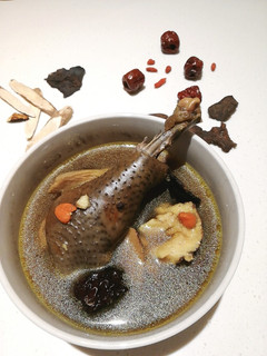滋補湯品 <雞肉> 何首烏藥膳烏骨雞湯 的食譜成品照片