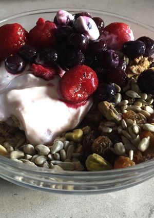 รูปของ โยเกิร์ตใส่ผลไม้และถั่ว Fruits & nuts yogurt (breakfast แบบง่ายมากๆ)