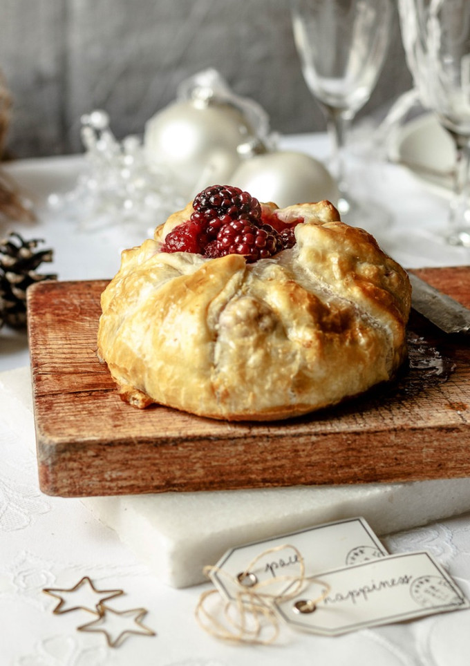 Una foto de Camembert en costra de hojaldre y frutos rojos