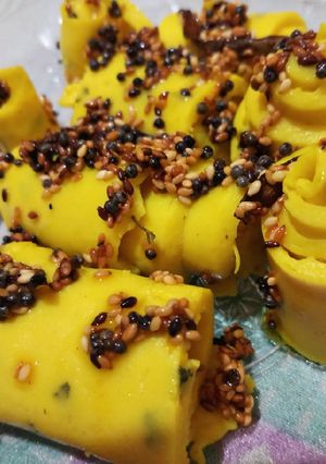 A picture of Khandvi.