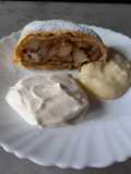 Strudel de Manzana con salsa y helado