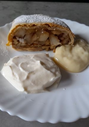 Una foto de Strudel de Manzana con salsa y helado