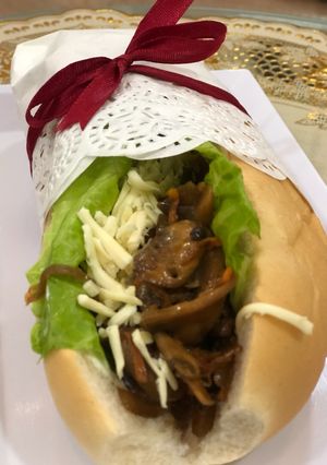 صورة لوصفة ساندويش المشروم (الفطر) بالبصل المكرمل 🌯