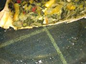 Una foto de tarta de puerros y cebolla