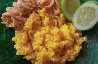 Langkah Mudah untuk Menyiapkan Nasi Goreng Kuning yang Enak