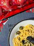 Spaghetti con acciughe e olive
