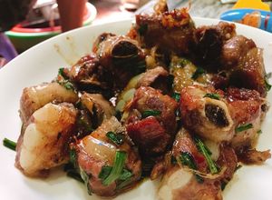 Hình của món Sườn rim tỏi.