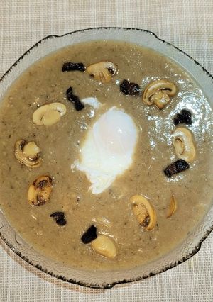Una foto de Sopa de champiñones, hongos de pino y huevo poché