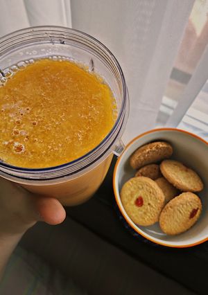 Una foto de Natural Mango Juice & Julieta Cookies