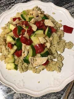 Una foto de Couscous con vegetales y pollo