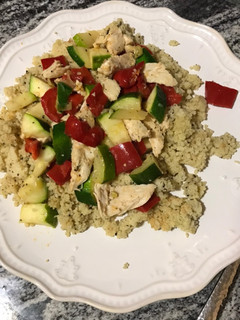 Una foto de Couscous con vegetales y pollo