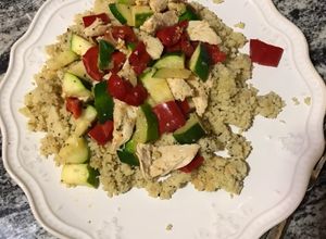 Una foto de Couscous con vegetales y pollo