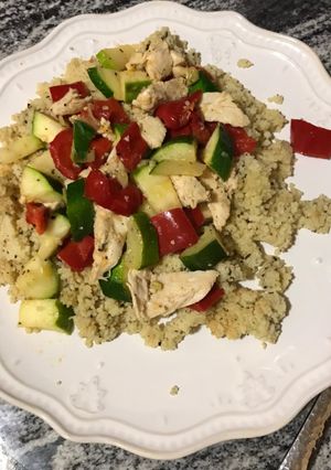 Una foto de Couscous con vegetales y pollo