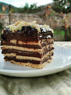 Una foto de Tarta de chocolate y galletas tostadas 💗💗