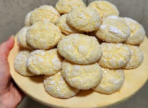 Una foto de Galletitas craqueladas de limón sin TACC 🍋💛