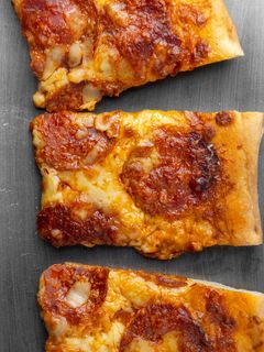 Hình của món Pizza Pepperoni Đế Giòn - Crispy Pepperoni Pizza.