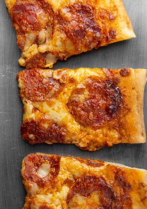 Hình của món Pizza Pepperoni Đế Giòn - Crispy Pepperoni Pizza.