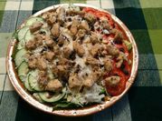 Una foto de ensalada de pollo con pepino