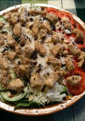Una foto de Ensalada con pollo 🐔