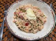 Una foto de ensalada de arroz con mayonesa