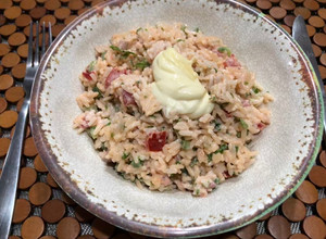 Una foto de Ensalada de arroz con mayonesa y atún