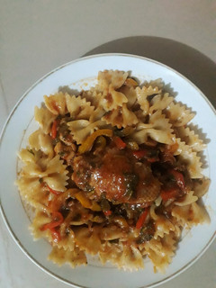 A picture of Farfalle Pasta in Chicken Tomato sauce.