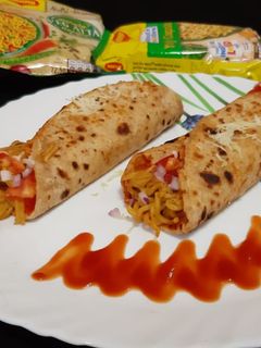 मैगी रोल (maggi roll recipe in hindi) रेसिपी मुख्य फोटो