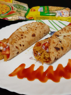 मैगी रोल (maggi roll recipe in hindi) रेसिपी मुख्य फोटो