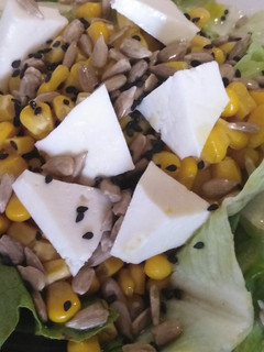 Una foto de Ensalada de lechuga y queso fresco