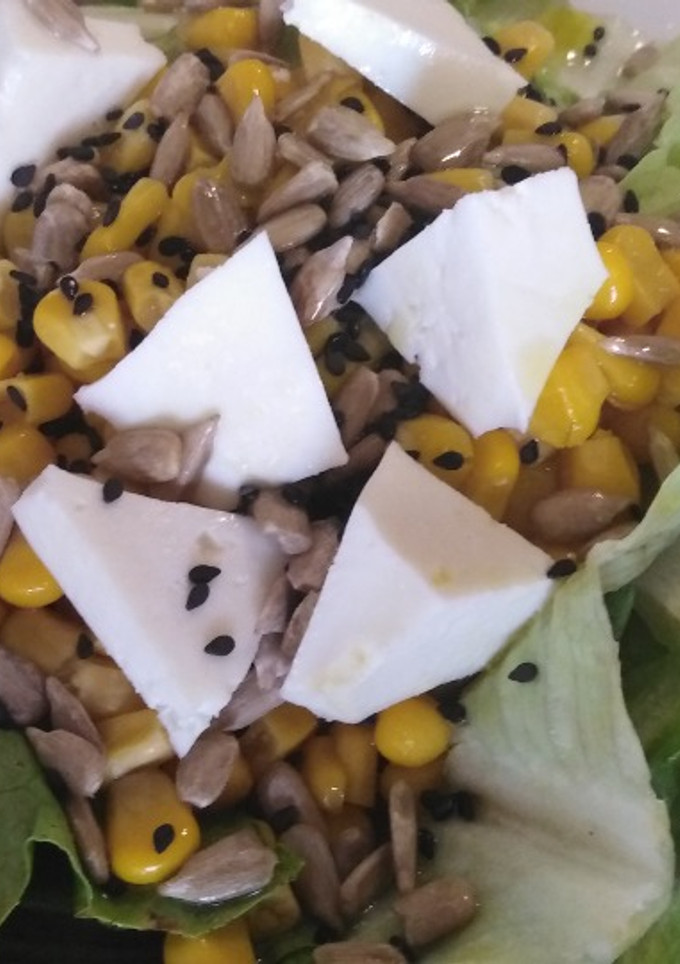 Una foto de Ensalada de lechuga y queso fresco