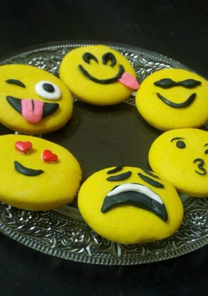 इमोजी कुकीज़ (emoji cookies recipe in Hindi) रेसिपी मुख्य फोटो