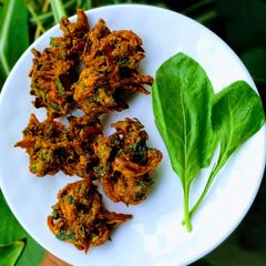 A picture of Palak Pakoda.