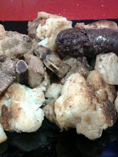 Una foto de Costilla con coliflor y morcilla