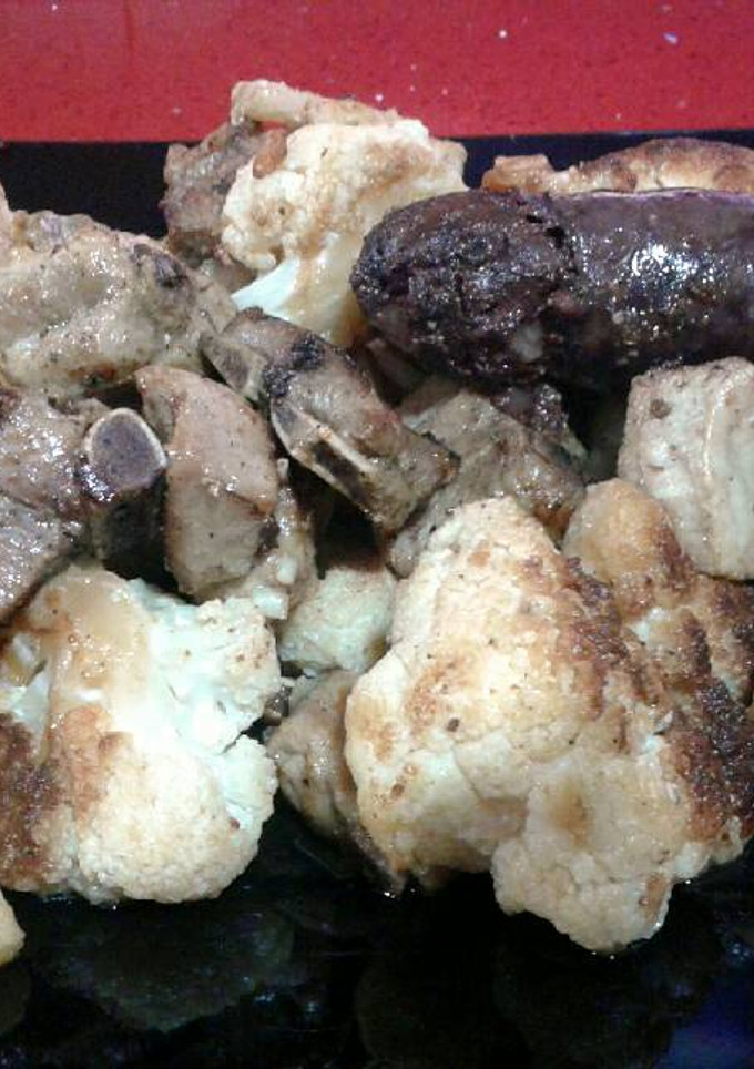 Una foto de Costilla con coliflor y morcilla