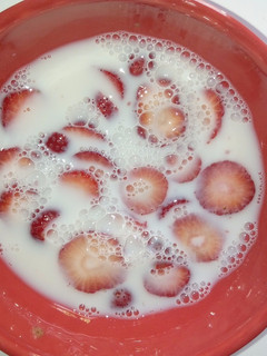 Una foto de Fresas con leche