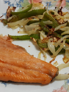 Una foto de Trucha y verduras en airfryer