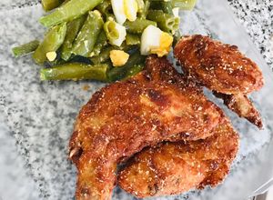 Una foto de Alitas de pollo rebozada y fritas