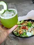 Ensalada y jugó pepino, y piña