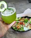 Ensalada y jugó pepino, y piña